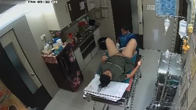 Desi Bhabhi In Clinic House-Keeper Shaving Her Pussy – hindixxxsite video