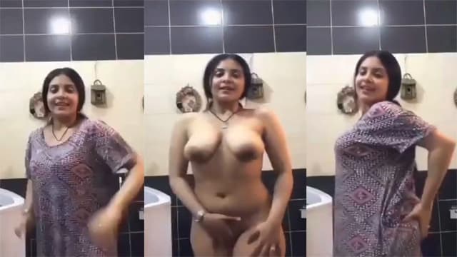 Video call – Friend’s sexy mother shows her pussy on video