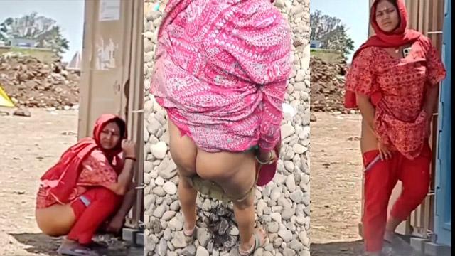 Random Bhabhi Left Saree Pissing Pussy & Sexy Ass Secret Recorded